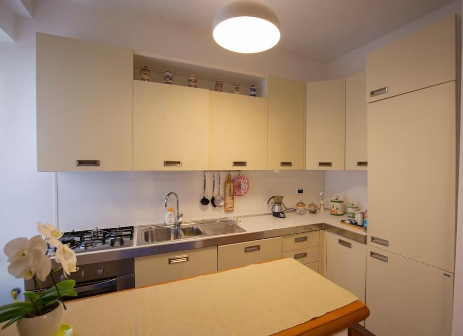 Dimora Al Colosseo, 2 Bedrooms Рим Экстерьер фото